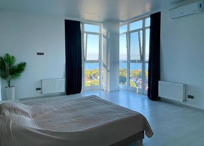 у моря с панорамным видом золотой берег